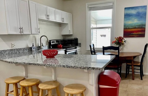 Heber House | Heritage House -Great Location, Skiing, Walk to Restaurants, Sports Fields, Train. Large rooms