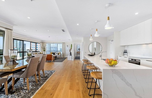 Auckland Central Business District Apartment | Heritage Penthouse with Rooftop Pool & Balcony