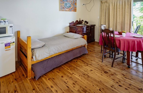 Cumboogle Apartment | Heritage Studio with shared kitchen, short drive to zoo, rural setting