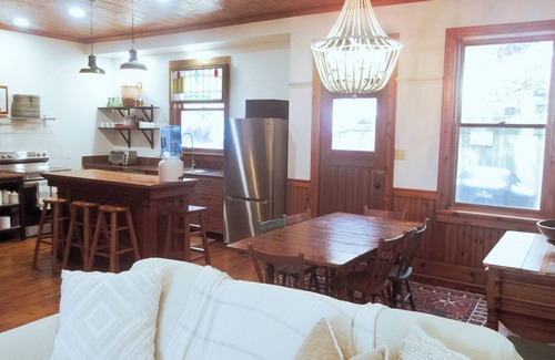 Port Stanley Cottage | Heritage style cottage with lake view, perfect porch for family gatherings.
