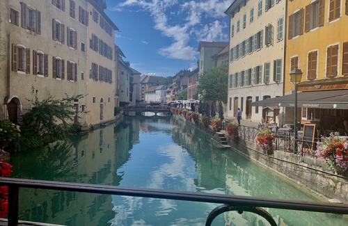 Annecy Old Town Apartment | Hermès vieille ville romantique