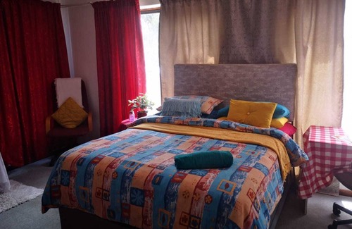 Westcliff Bed & Breakfast | Hermanus Huisie - Charming and Spacious room with on suite bathroom - 80s feel.