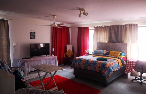 Westcliff Bed & Breakfast | Hermanus Huisie - Charming and Spacious room with on suite bathroom - 80s feel.