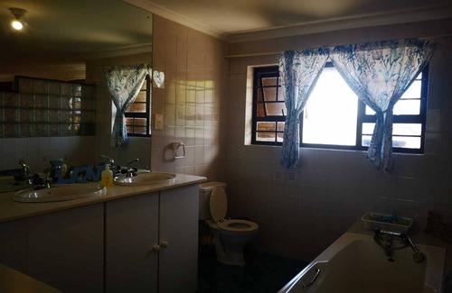 Westcliff Bed & Breakfast | Hermanus Huisie - Charming and Spacious room with on suite bathroom - 80s feel.