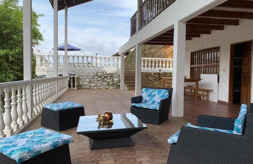 Prado House | Hermosa Cabaña en Isla privada Prado Tolima