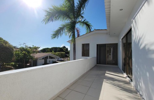 Ricaurte Villa | Hermosa casa con Jacuzzi privado y piscina comunal