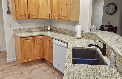 Montrose House | Hermosa Haven Central Location