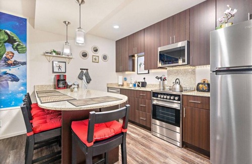 Prairie Village Apartment | ✪Hero HQ✪KING BD✪No Stairs!✪Fast Wifi✪Dedicated Covered Parking✪