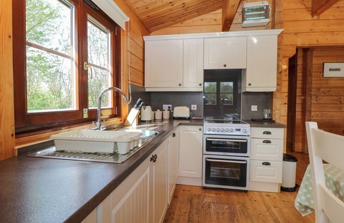 Badwell Ash Cottage | HERON LODGE, character holiday cottage, with hot tub in Badwell Ash