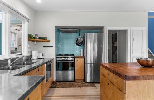 Snells Beach House | Heron's Hideaway - Snells Beach Holiday Home