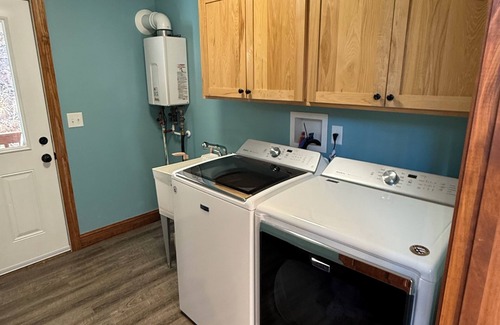 Sylva House | Heron's Loft! Beautiful 2-bedroom house in Sylva, above the Tuck and near WCU!