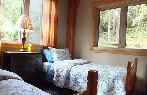 Tuwanek Cottage | Herons Return Cottage Peaceful Charm Right On The Cove License STR0216