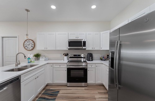 Ono Island House | Hestia ~ Kings & Queens ~ Fenced Backyard ~ Pets ~ Near NAS & Perdido Key