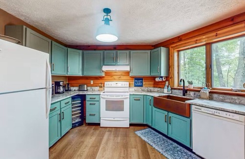 Swanton Cabin | Hexagonal log cabin in the woods with view of lake!