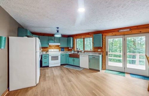 Swanton Cabin | Hexagonal log cabin in the woods with view of lake!