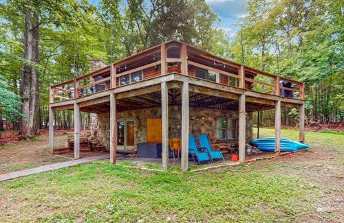 Swanton House | Hexagonal log cabin in woods