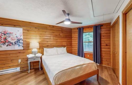 Swanton House | Hexagonal log cabin in woods