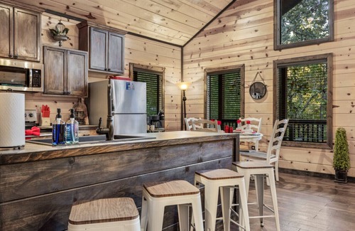 Broken Bow Cabin | Hey There Delilah · Romantic Honeymoon Haven with Private Hot Tub and King Suite