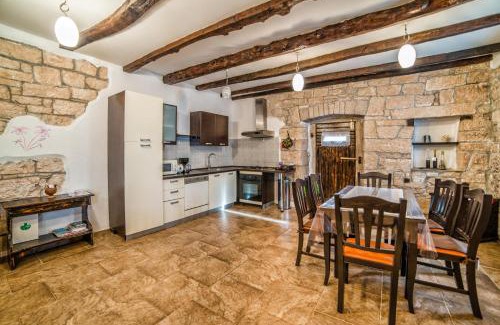 Kircija Villa | HH Šterna