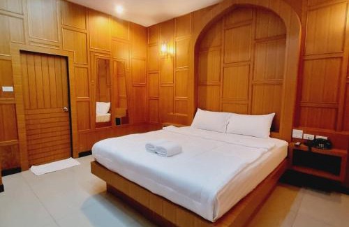 Tha Thaewawong Resort | Hi End Hotel Sriracha