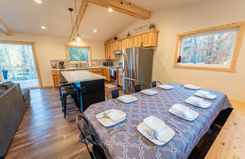 Wetmore House | Hiawatha Snow'd Inn: Fall Colors and Lakeside Comfort Awaits