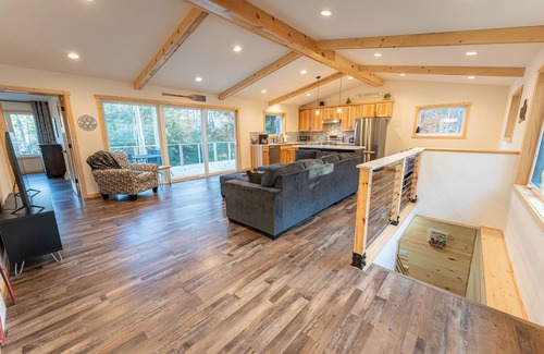 Wetmore House | Hiawatha Snow'd Inn: Fall Colors and Lakeside Comfort Awaits