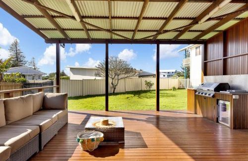 Brooms Head House | Hibiscus Dreaming - Walking distance to the beach