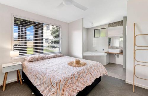 Brooms Head House | Hibiscus Dreaming - Walking distance to the beach