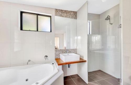 Brooms Head House | Hibiscus Dreaming - Walking distance to the beach