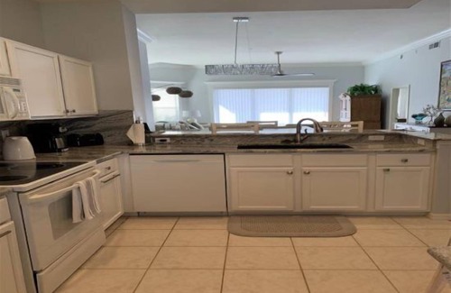 Tropical Cove Condo | Hibiscus Flower at Lexington CC Golf Village