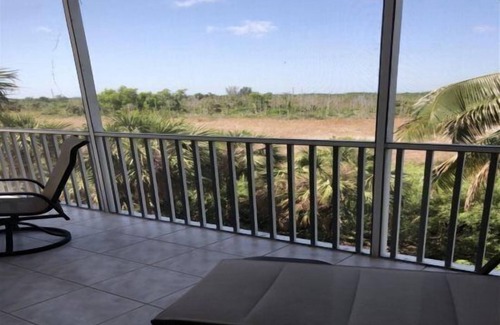 Tropical Cove Condo | Hibiscus Flower at Lexington CC Golf Village