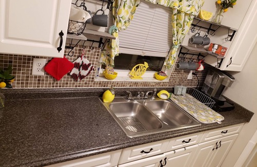 Berkeley Manor House | Hibiscus Hideaway nCozy home, Pet Friendly, Pool, Hot Tub, Kayaks & Bikes