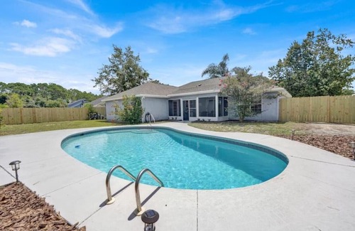 Thomas Drive House | Hibiscus Hideout