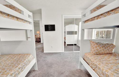 Thomas Drive House | Hibiscus Hideout