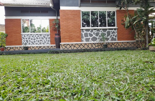 Bukoto House | Hibiscus House