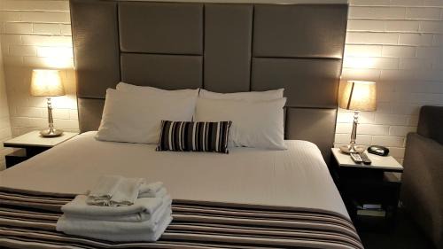 Budgewoi Hotel | Hibiscus Lakeside Motel
