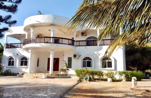 Ghanatown Villa | Hibiscus WhiteHouse