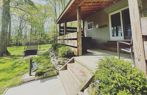 Norwalk Cottage | Hickory Creek Cottage - romantic getaway w/ hot tub, fireplace, open loft