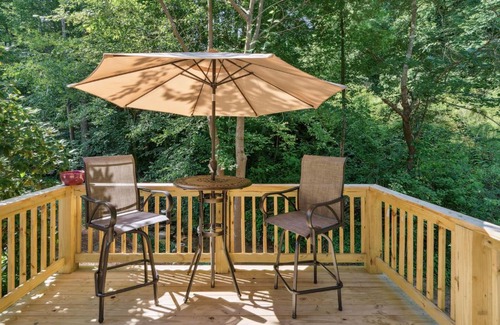 Hickory Apartment | Hickory Hideaway Patio Paradise with Community Pool