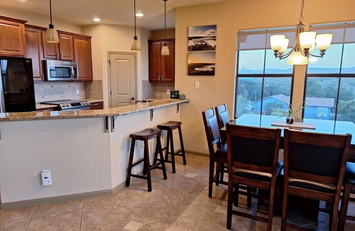 Oatmeal House | Hickory Lake House on Lake Travis 5 min to Hidden Falls Adv Park or Camp Creek n