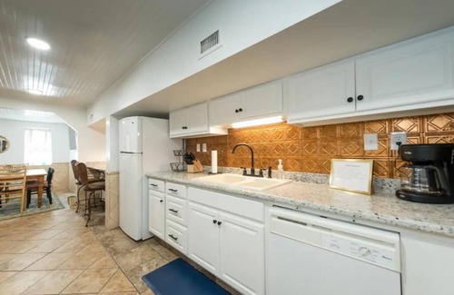 Denton Apartment | Hickory St. Lodge @ the square!