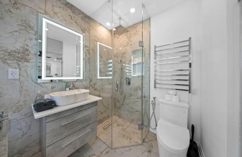 Birch Cliff House | Hidden 3BR Gem with Workspace, Fast wifi and Parking
