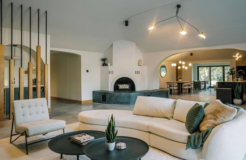Driftwood House | Hidden Eco-Luxe Earth Home Retreat in the Heart of Hill Country
