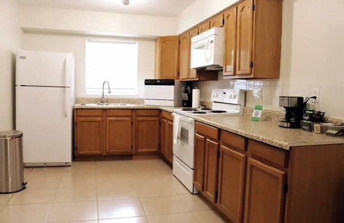 Lakeland House | Hidden Emerald-Apartment with Kitchen and Laundry