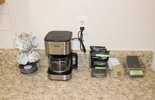 Lakeland House | Hidden Emerald-Apartment with Kitchen and Laundry