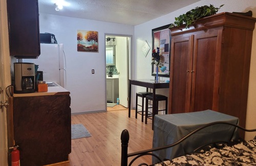 South Mountain Cottage | Hidden Gem! Adorable Guest House at Mystic Mansion