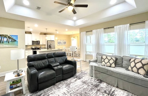 Gulf Breeze House | Hidden Gem Between 2 Beaches -Sleeps 6 -Pet Friendly!