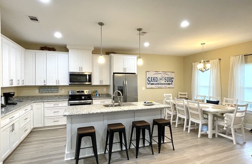 Gulf Breeze House | Hidden Gem Between 2 Beaches -Sleeps 6 -Pet Friendly!