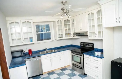 Welland House | HIDDEN GEM in THOROLD 20 min away from the falls /INDOOR HOT-TUB/SAUNA