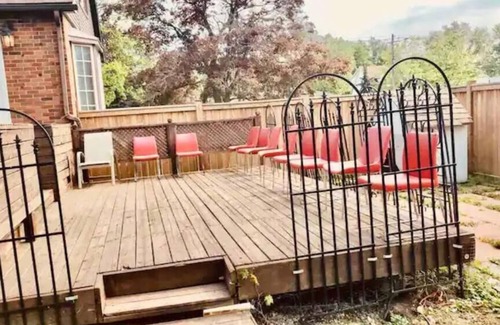 Welland House | HIDDEN GEM in THOROLD 20 min away from the falls /INDOOR HOT-TUB/SAUNA